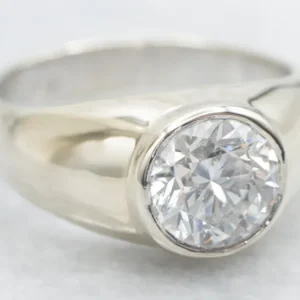 Bold Bezel Set Diamond Engagement Ring met 4 Refills