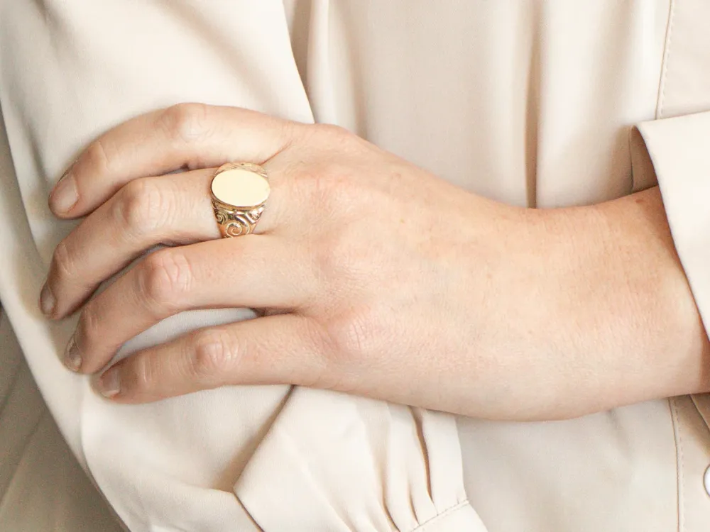 Scrolling and Swirling Chased Signet Ring met 4 Refills