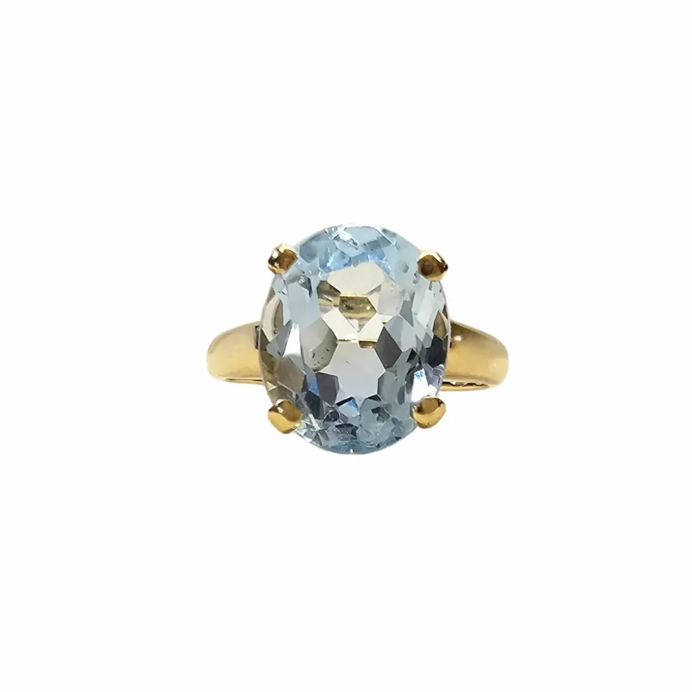 Yellow gold and natural topaz ring