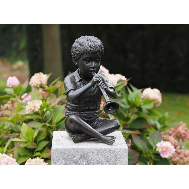Bronzen beeld van een jongen die fluit speelt - TOM Thermobrass