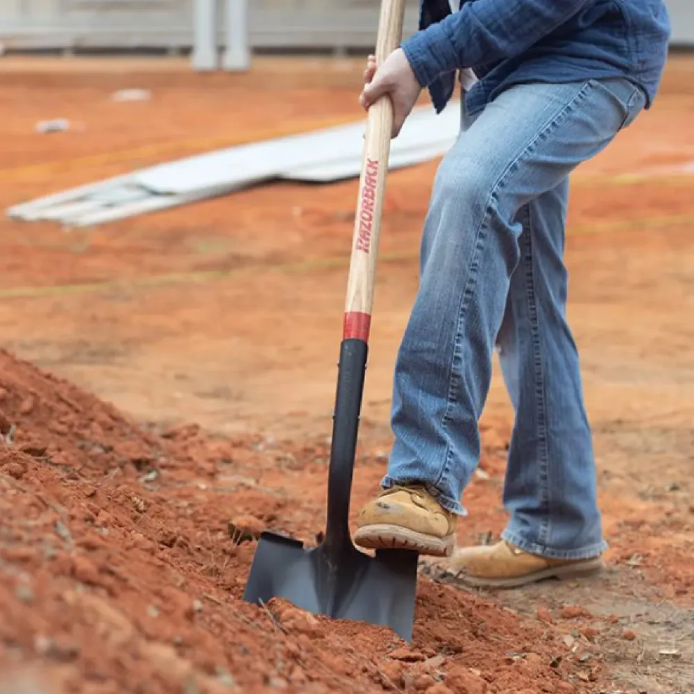 Razor-Back Square Point Shovel Tab Socket and Forward Turned Step Wood Handle met Comfortgreep