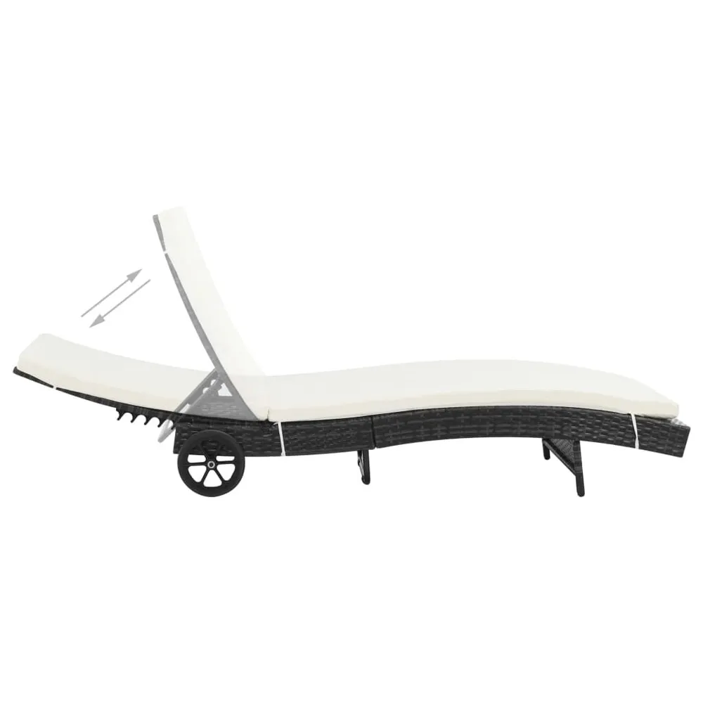 Ligbed met wielen en kussen poly rattan zwart