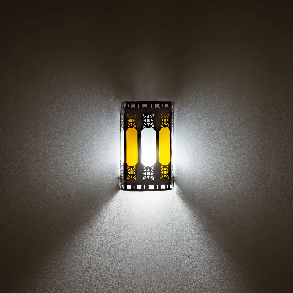 Wandlamp van Arabisch wit en mosterdglas