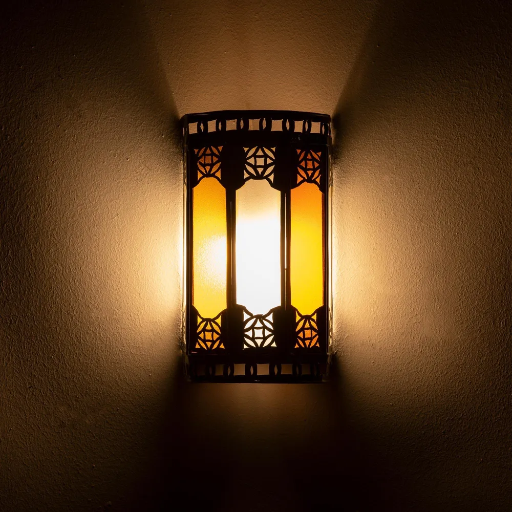 Wandlamp van Arabisch wit en mosterdglas