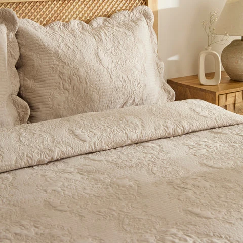 Camille bedsprei set beige 230x240 cm + 2 (50x70 cm) KARACA